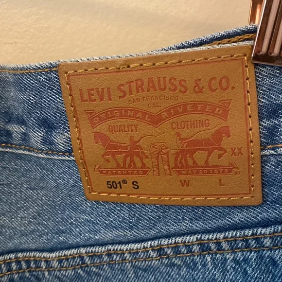Levis distressed jeans - size 32 never worn - Picture 3 of 8